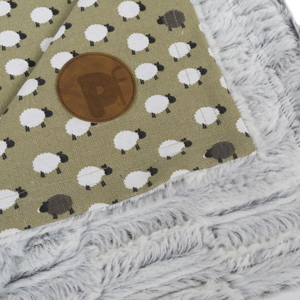 Blanket with sheep pattern and fluffy edge
